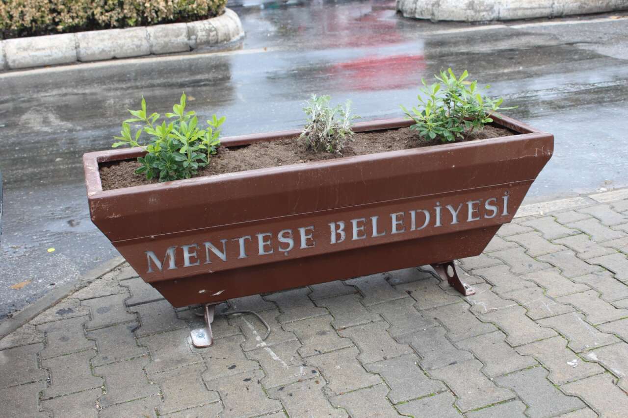 Menteşe’de Kaldırım İşgaline Çözüm: Saksılar Çivilenerek Sabitlendi 4